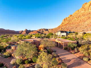 2226 W Lomaki CIR St George, UT 84770 home for sale, MLS#25-266333 - Erika Rogers Photo 2