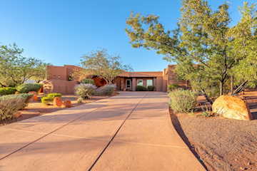 2226 W Lomaki CIR St George, UT 84770 home for sale, MLS#25-266333 - Erika Rogers Photo 4