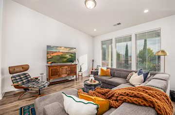 233 W Green Jade DR Washington, UT 84780 home for sale, MLS#25-266990 - Erika Rogers Photo 5