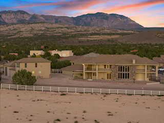 533 W Canyon Trails CIR Dammeron Valley, UT 84783 home for sale, MLS#25-266020 - Erika Rogers Photo 4