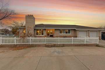 295 S 200 E St George, UT 84770 home for sale, MLS#25-267626 - Erika Rogers Photo 2