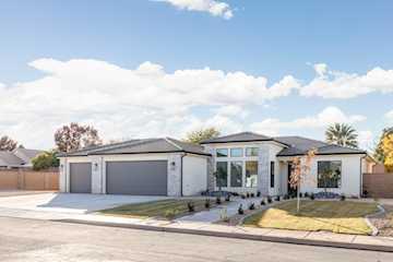 1957 Chalet CIR Santa Clara, UT 84765 home for sale, MLS#25-267639 - Erika Rogers Photo 3