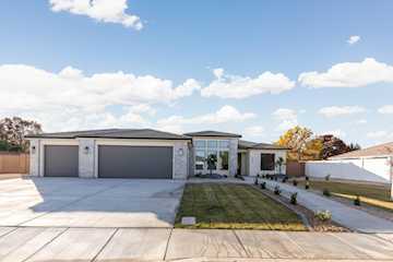 1957 Chalet CIR Santa Clara, UT 84765 home for sale, MLS#25-267639 - Erika Rogers Photo 4