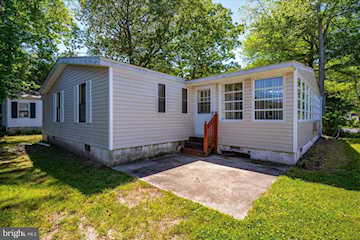  Real Estate for Sale - 4 Anchor Way Dr in Berlin Photo 2