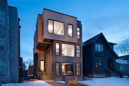 639 26 Avenue NW Calgary, AB T2M 2E6
