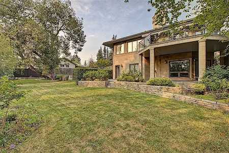3911 Crestview Road SW Calgary, AB T2T 2L5