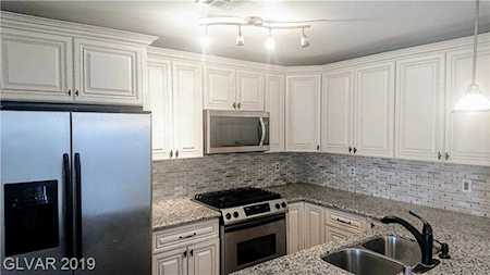 8452 Boseck Dr #213 Las Vegas, NV 89145