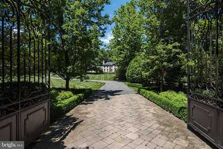 696 Bucks Ln Great Falls, VA 22066