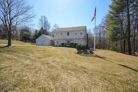 18 Highland View Dr Sutton, MA 01590