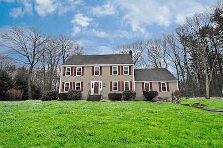 13 Barnstable Rd Norfolk, MA 02056