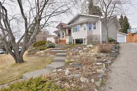 76 Roselawn Crescent NW Calgary, AB T2K 1K6