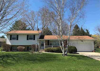102 Wildwood Dr Columbus, WI 53925