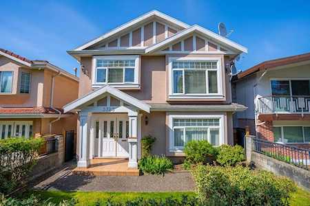 3323 E 23rd Avenue Vancouver, BC V5R 1B8