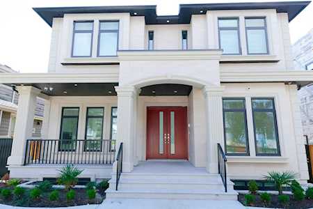 38 W 44th Avenue Vancouver, BC V5Y 2V1