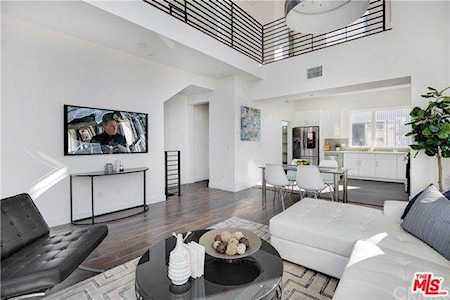 6016 N Beachwood Ln Lane Hollywood, CA 90038