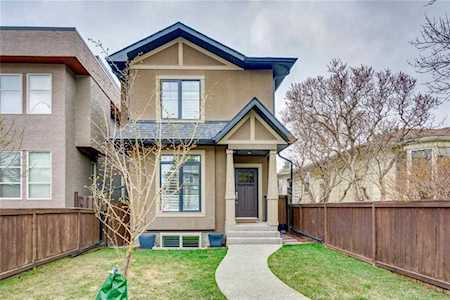 2617 30 Street SW Calgary, AB T3E 2M3