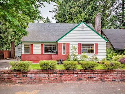 9819 NE Skidmore St Maywood Park, OR 97220