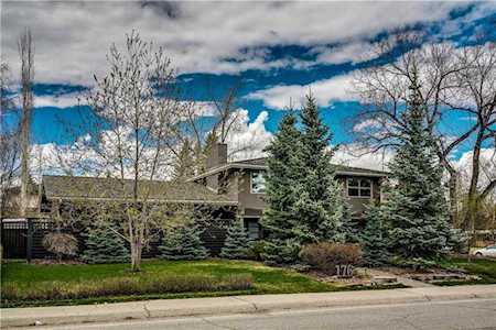 176 Malibou Road SW Calgary, AB T2V 1X9