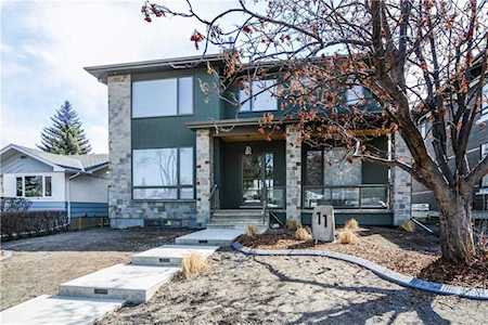 11 Laxton Place SW Calgary, AB T3E 5E7