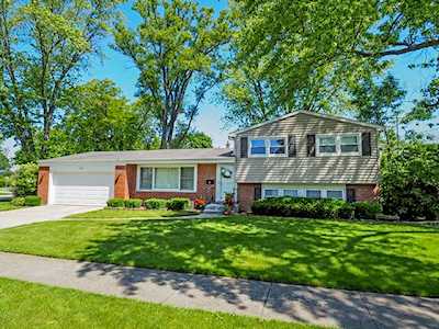 2111 N Verde Dr Arlington Heights, IL 60004