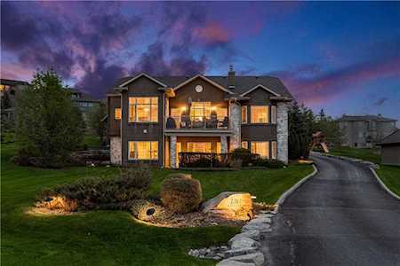 136 Slopeview Drive SW Calgary, AB T3H 4G5