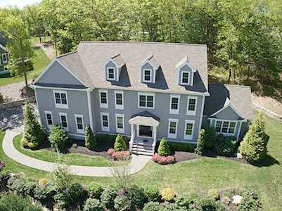 52 Robinson Dr Bedford, MA 01730