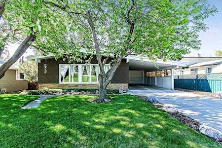 1043 32 Avenue NW Calgary, AB T2K 0B3