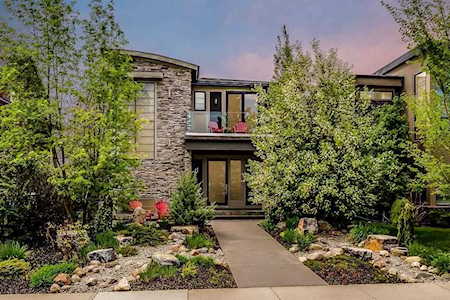 127 35 Street NW Calgary, AB T2N 2Z1