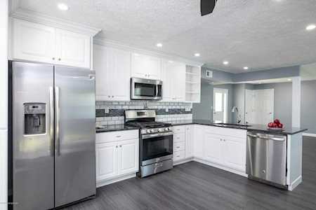 3920 Riveroaks Ln Louisville, KY 40241