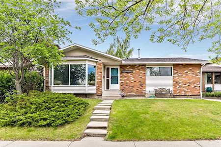 116 Woodridge Drive SW Calgary, AB T2W 3S1