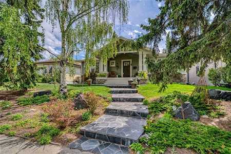 2831 13 Avenue NW Calgary, AB T2N 1M1