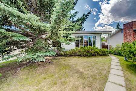 296 Brookgreen Drive SW Calgary, AB T2W 2T8