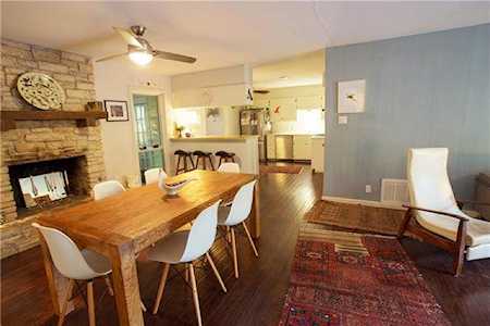 2702 Carnarvon Ln Austin, TX 78704