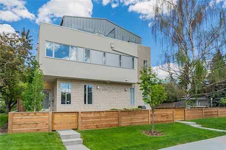 2842 25A Street SW Calgary, AB T3E 1Z6