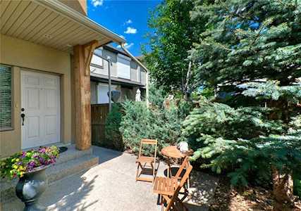 407 19 Avenue NE #2 Calgary, AB T2E 1P4