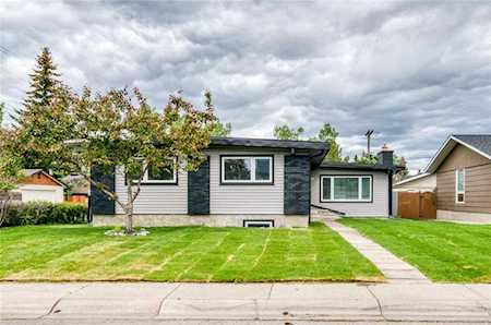 204 Parkside Way SE Calgary, AB T2J 3Z4