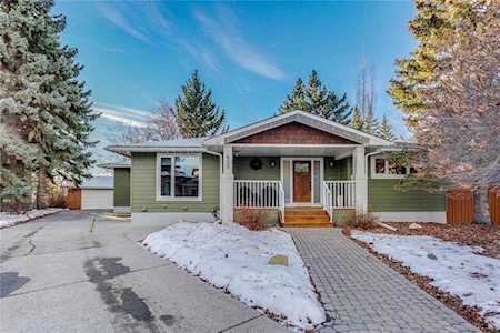 455 Wildwood Drive SW Calgary, AB T3C 3E4