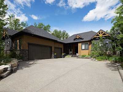 49 Posthill Drive SW Calgary, AB T3H 0A8