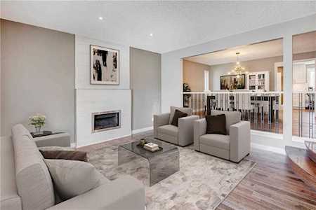 20 Hillgreen Place SW Calgary, AB T2V 3L2
