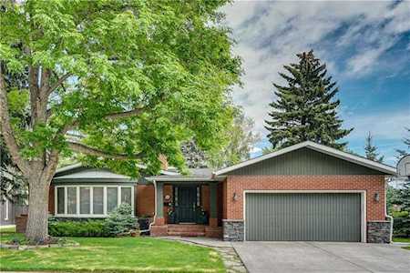 68 Medford Place SW Calgary, AB T2V 2G2