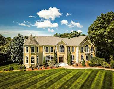 14 Arrowhead Ln Westborough, MA 01581
