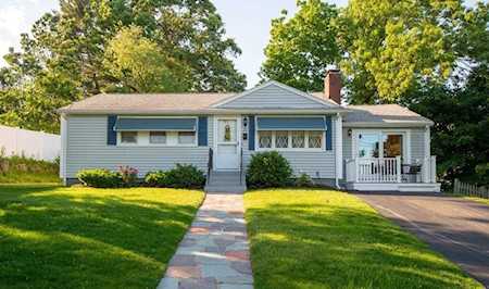 21 Greenway Cir Stoneham, MA 02180