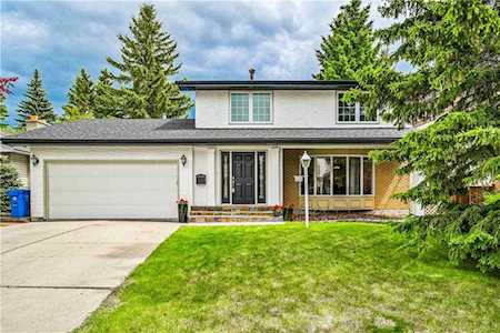 524 Varsity Estates Bay NW Calgary, AB T3B 2W8