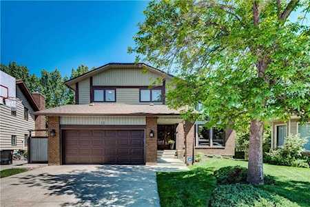 12 Edcath Bay NW Calgary, AB T3A 3S6