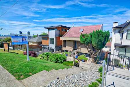 319 Delta Avenue Burnaby, BC V5B 3C7
