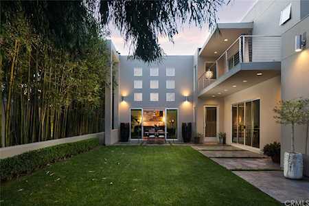 2009 Irvine Avenue Costa Mesa, CA 92627
