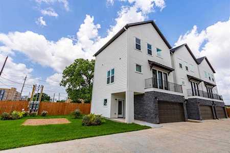 2016 Saint Charles St Houston, TX 77003