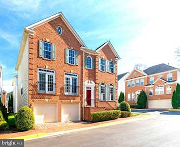 9125 Lake Tower Ln Fort Belvoir, VA 22060