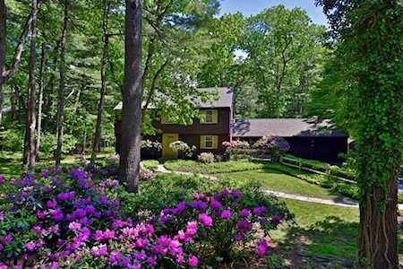 33 Apple Hill Lane Lynnfield, MA 01940
