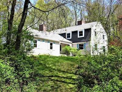 2 Leslie Ln Sturbridge, MA 01566